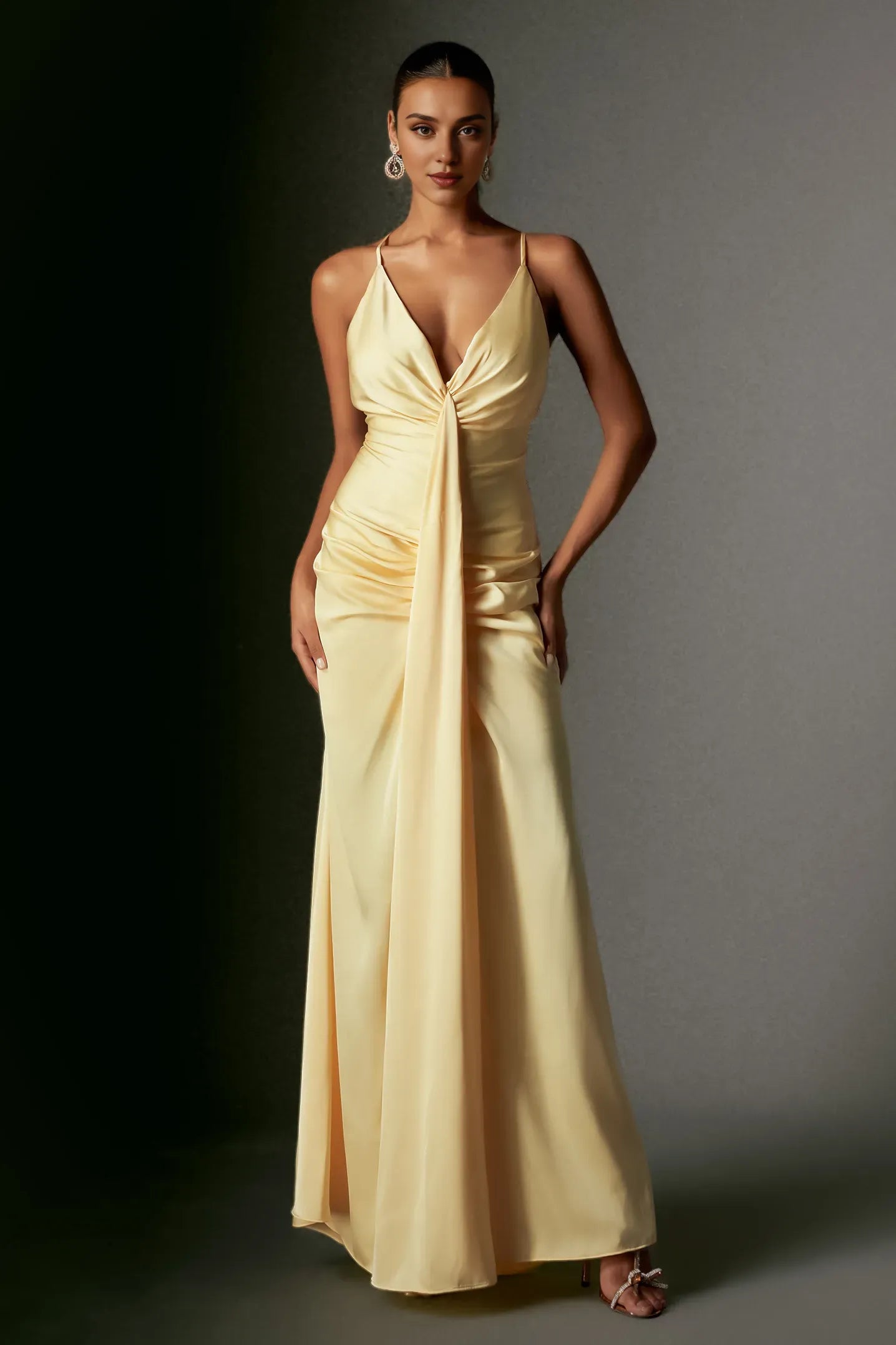 Robe longue en satin à bretelles spaghetti et décolleté en V profond avec fente haute. Robe de bal